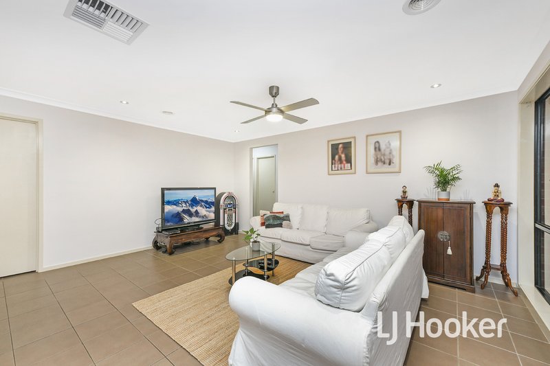 Photo - 8 Eskdale Court, Pakenham VIC 3810 - Image 4