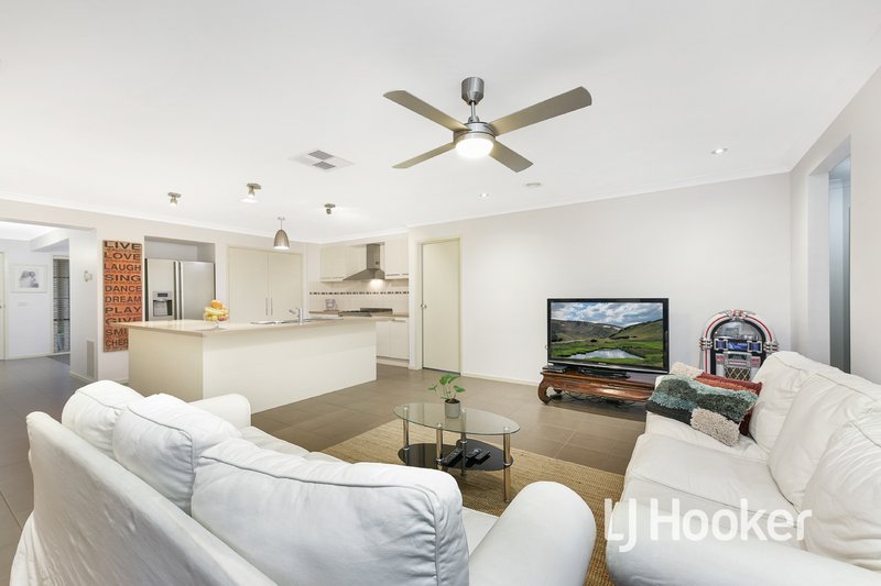 Photo - 8 Eskdale Court, Pakenham VIC 3810 - Image 5