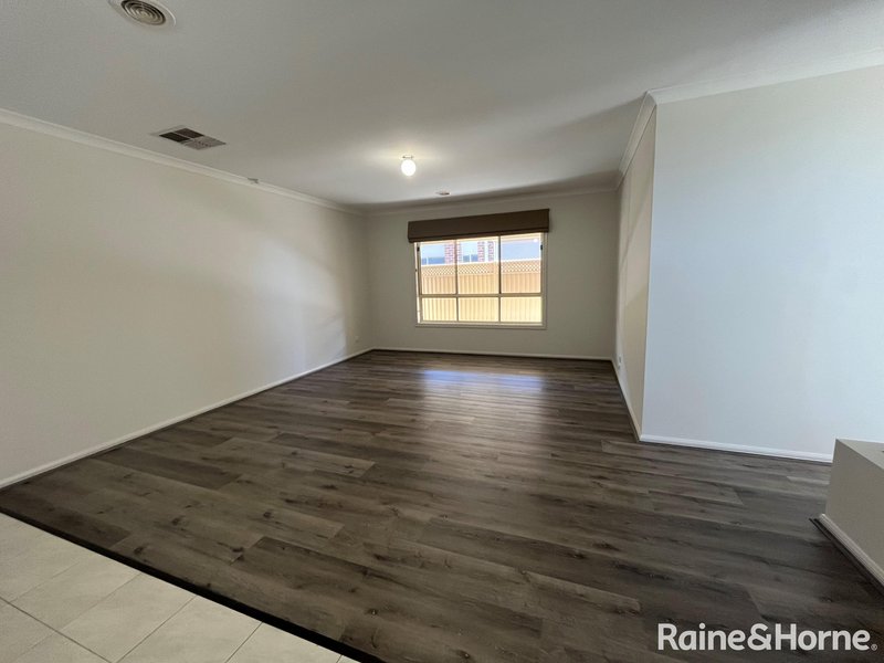 Photo - 8 Fairbairn Way, Caroline Springs VIC 3023 - Image 2