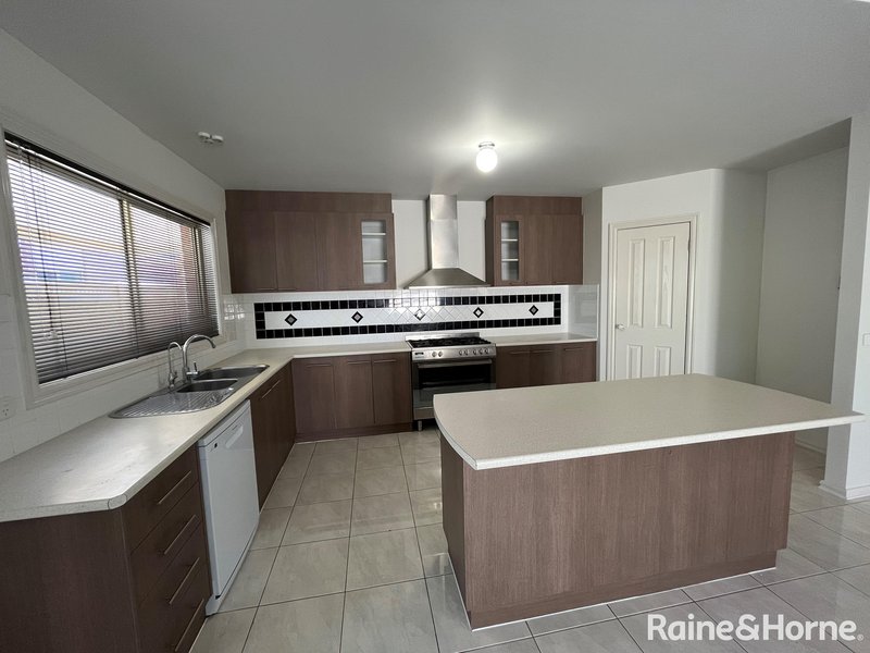Photo - 8 Fairbairn Way, Caroline Springs VIC 3023 - Image 5