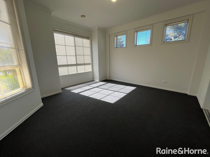 Photo - 8 Fairbairn Way, Caroline Springs VIC 3023 - Image 10