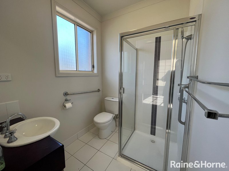 Photo - 8 Fairbairn Way, Caroline Springs VIC 3023 - Image 11