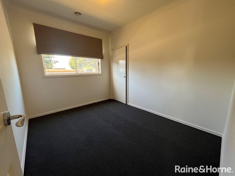 Photo - 8 Fairbairn Way, Caroline Springs VIC 3023 - Image 13