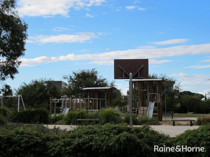 Photo - 8 Fairbairn Way, Caroline Springs VIC 3023 - Image 23