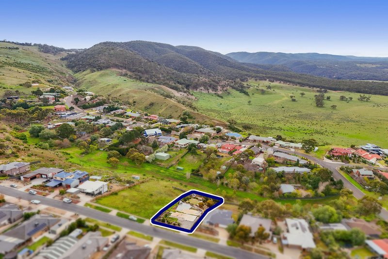 Photo - 8 Fairway Crescent, Bacchus Marsh VIC 3340 - Image 3