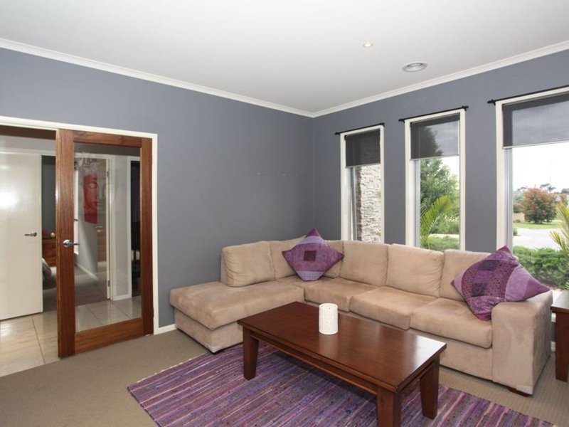 Photo - 8 Fallingwater Drive, Pakenham VIC 3810 - Image 2