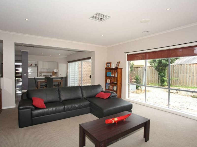 Photo - 8 Fallingwater Drive, Pakenham VIC 3810 - Image 5