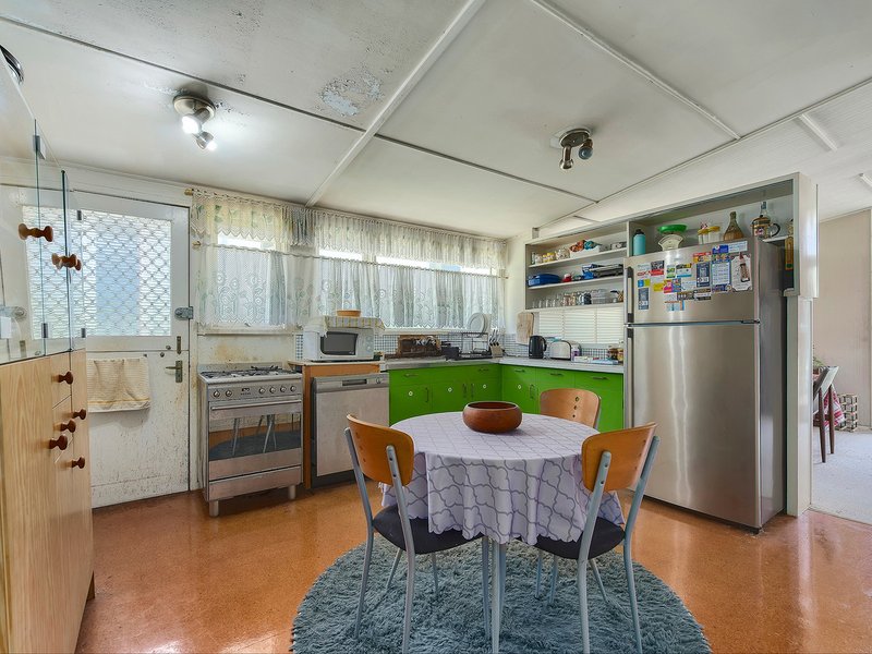 Photo - 8 Farrant Street, Stafford Heights QLD 4053 - Image 4