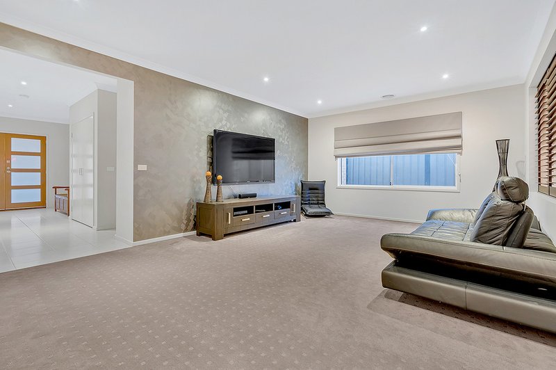 Photo - 8 Fenland Street, Craigieburn VIC 3064 - Image 7