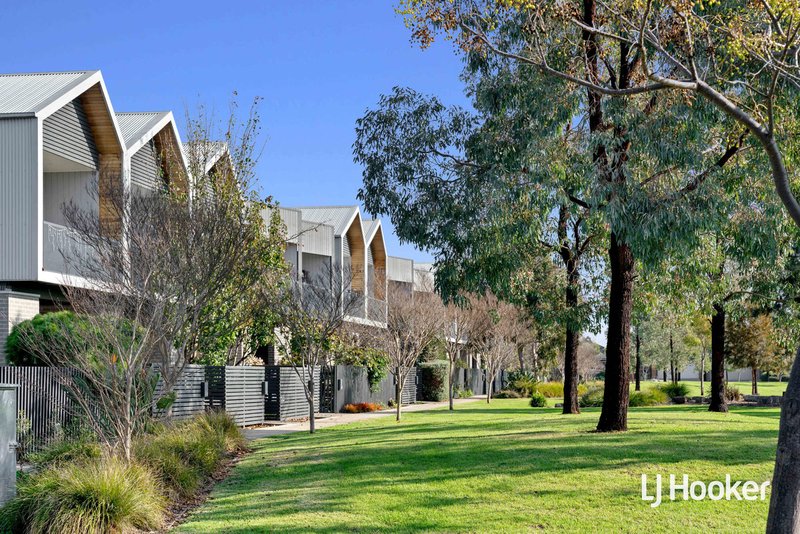 Photo - 8 Flagship Way, Point Cook VIC 3030 - Image 2