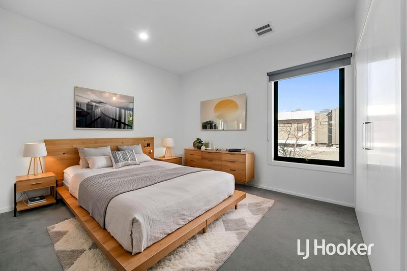 Photo - 8 Flagship Way, Point Cook VIC 3030 - Image 12