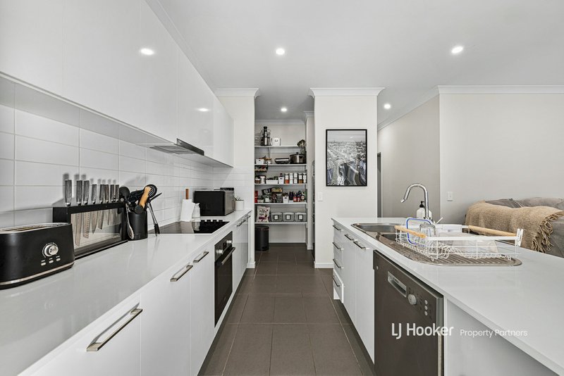 Photo - 8 Forbes Crescent, Upper Kedron QLD 4055 - Image 4