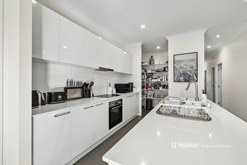 Photo - 8 Forbes Crescent, Upper Kedron QLD 4055 - Image 5