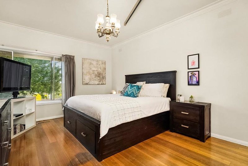 Photo - 8 Freeland Grove, Jacana VIC 3047 - Image 3