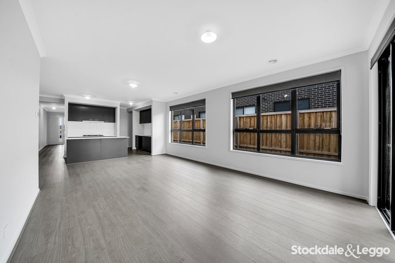 Photo - 8 Gibdon Way, Mickleham VIC 3064 - Image 5