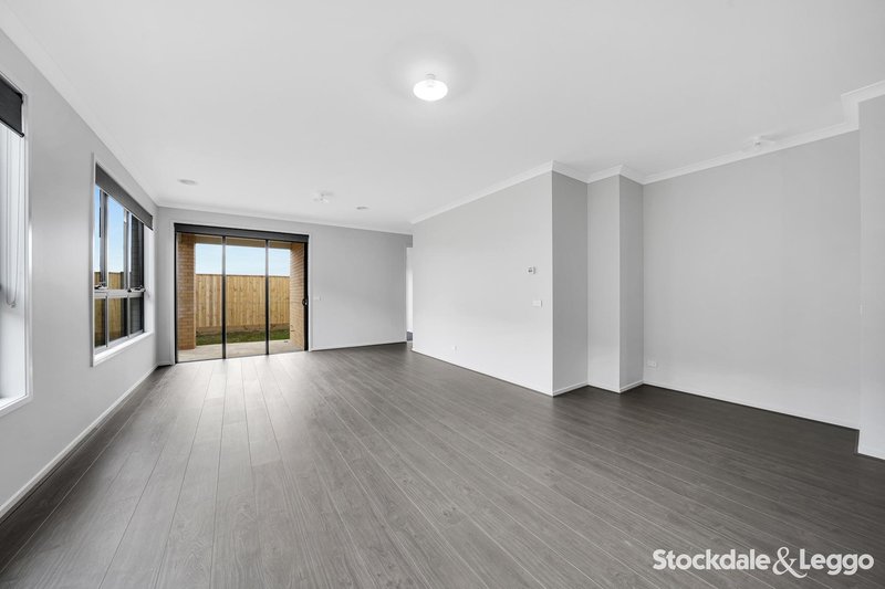 Photo - 8 Gibdon Way, Mickleham VIC 3064 - Image 6