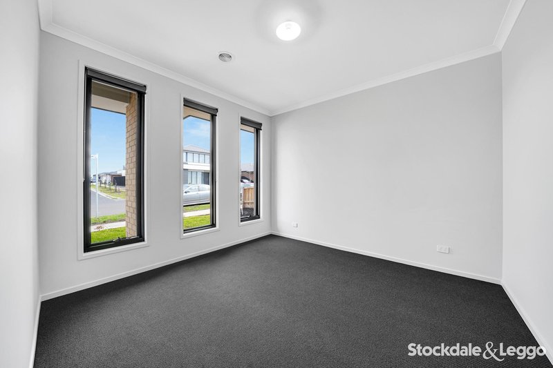 Photo - 8 Gibdon Way, Mickleham VIC 3064 - Image 8
