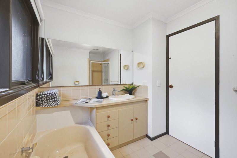 Photo - 8 Gleneagles Court, Darley VIC 3340 - Image 14