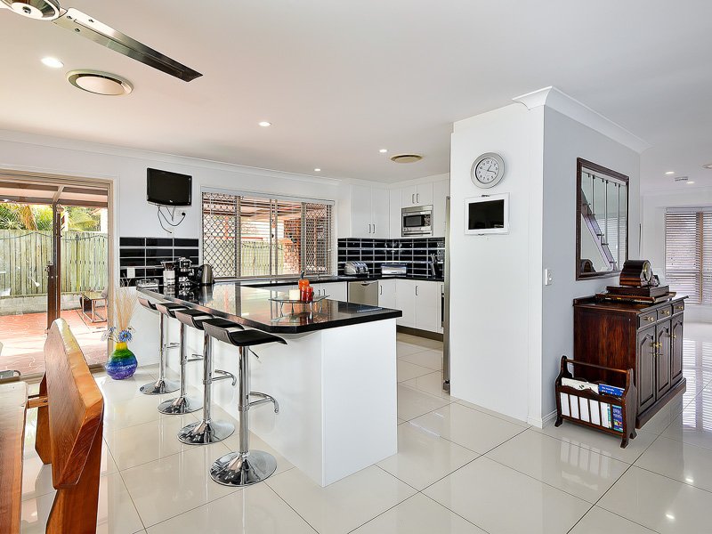 Photo - 8 Glenside Place, Bridgeman Downs QLD 4035 - Image 4