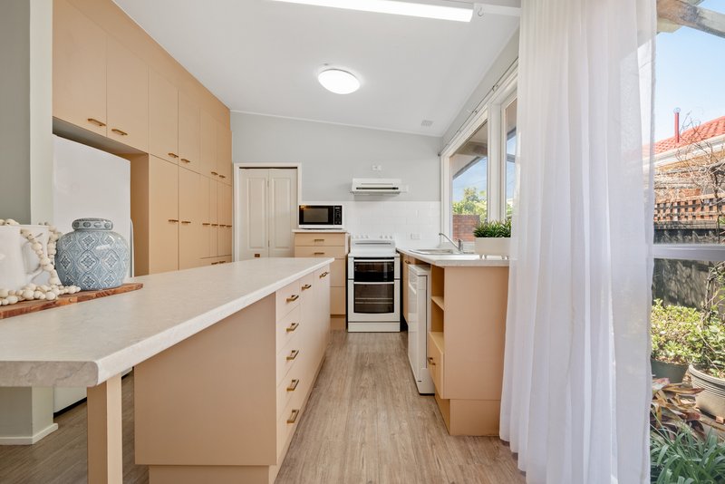 Photo - 8 Gloucester Street, Macquarie Fields NSW 2564 - Image 5