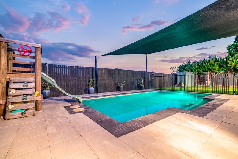 Photo - 8 Goldberg Close, White Rock QLD 4868 - Image 3
