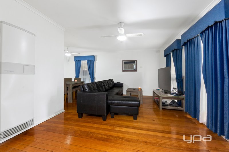 Photo - 8 Graceburn Grove, St Albans VIC 3021 - Image 3