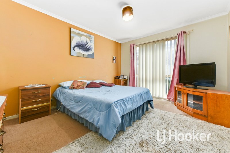 Photo - 8 Greenmantle Close, Cranbourne West VIC 3977 - Image 3