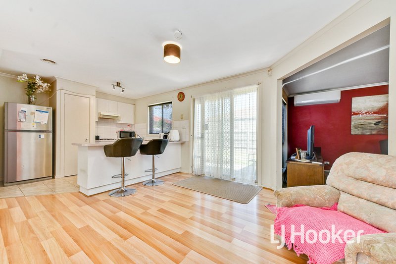 Photo - 8 Greenmantle Close, Cranbourne West VIC 3977 - Image 6