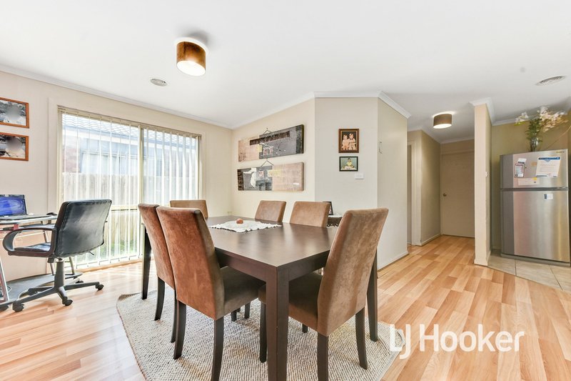 Photo - 8 Greenmantle Close, Cranbourne West VIC 3977 - Image 7