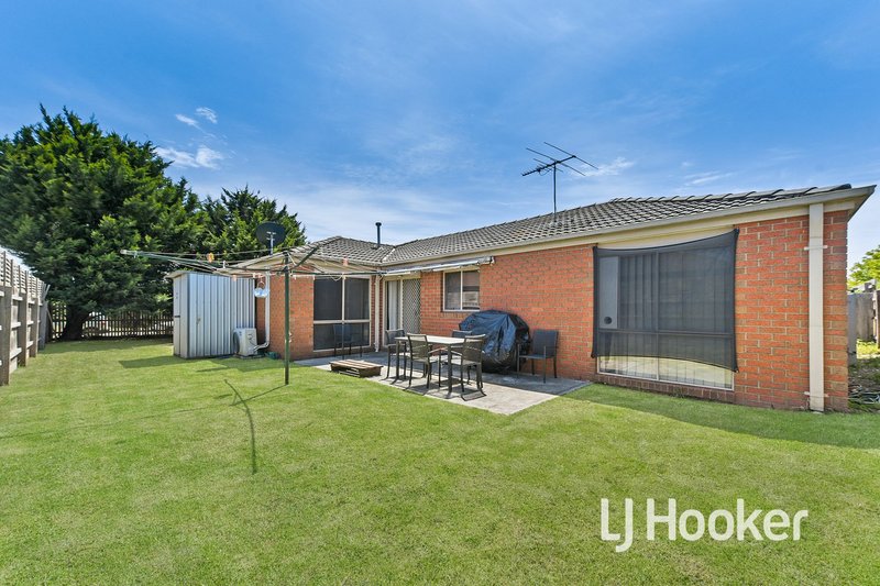 Photo - 8 Greenmantle Close, Cranbourne West VIC 3977 - Image 9