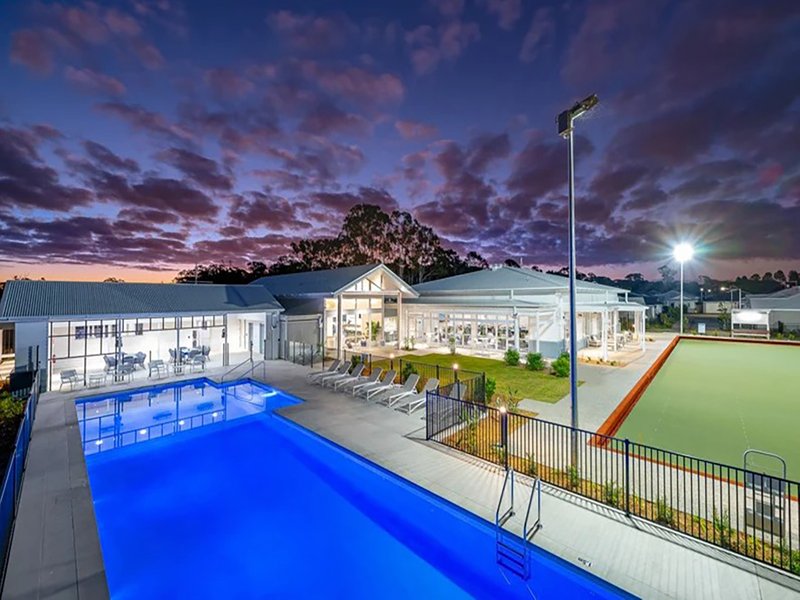 Photo - 8 Gull Way, Urangan QLD 4655 - Image 1