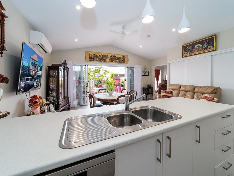 Photo - 8 Gull Way, Urangan QLD 4655 - Image 4