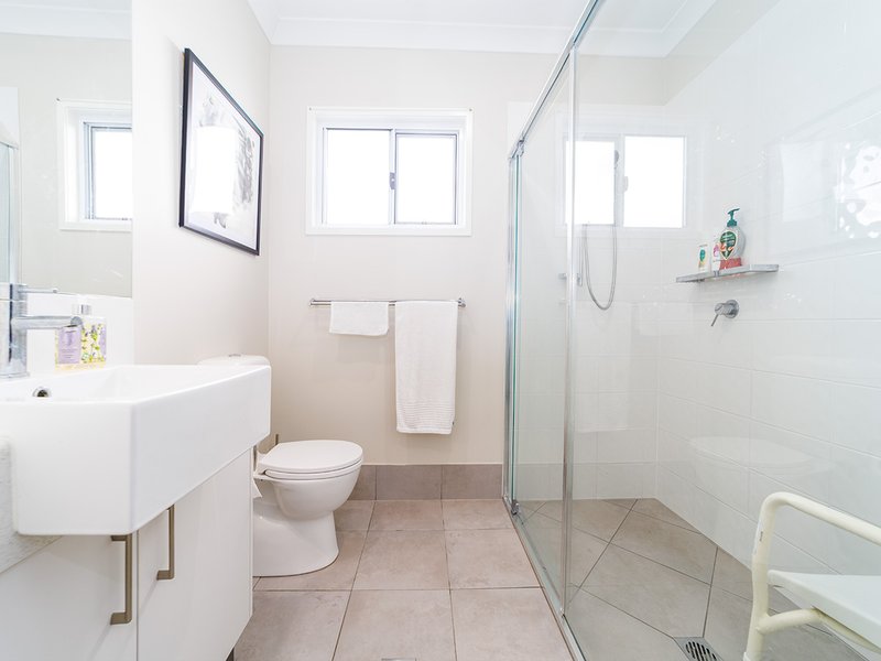 Photo - 8 Gull Way, Urangan QLD 4655 - Image 8
