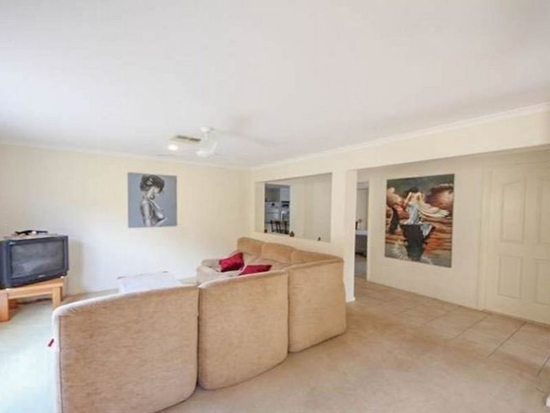 Photo - 8 Hamersley Court, North Lakes QLD 4509 - Image 5