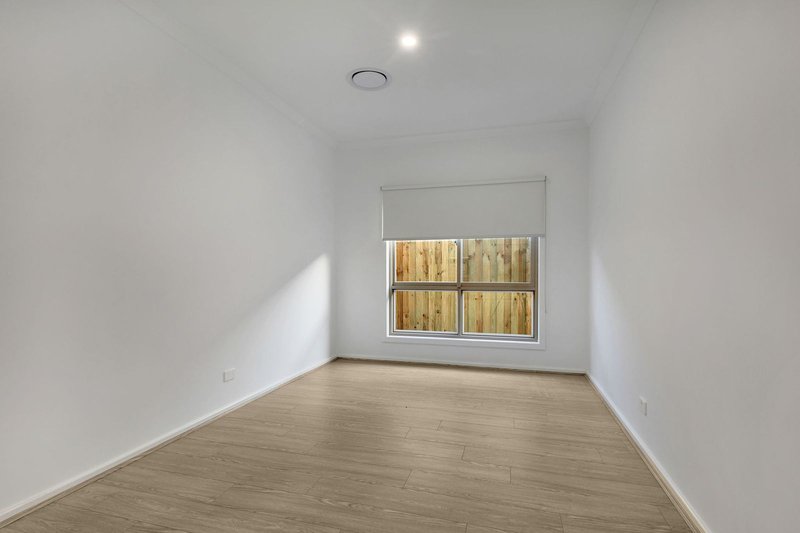 Photo - 8 Hampshire Avenue, Rockbank VIC 3335 - Image 6