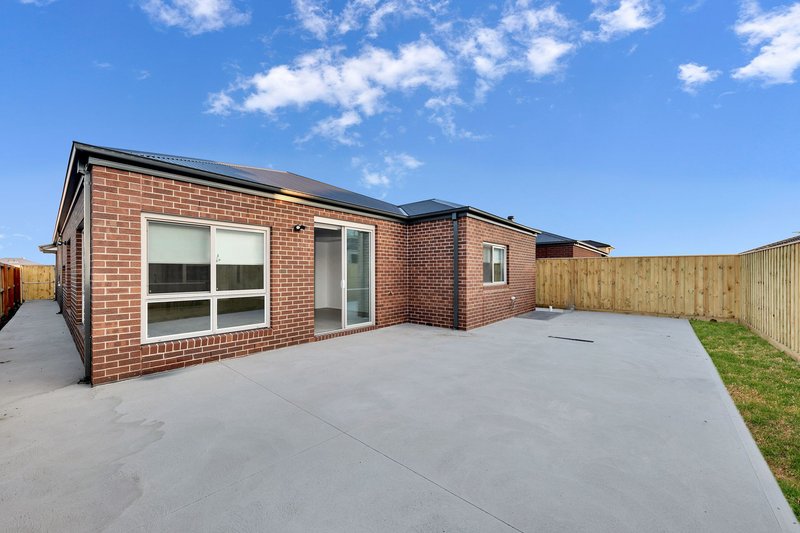 Photo - 8 Hampshire Avenue, Rockbank VIC 3335 - Image 13