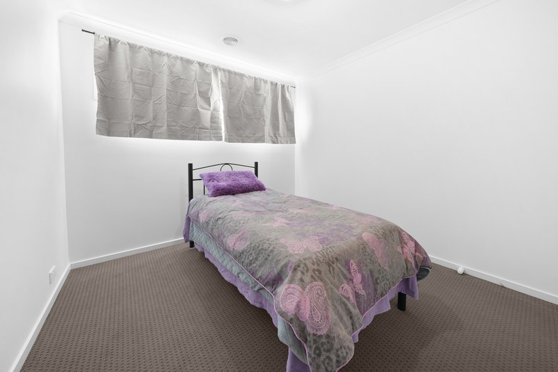 Photo - 8 Hanover Way, Mickleham VIC 3064 - Image 7