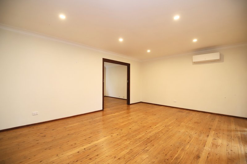 Photo - 8 Harden Crescent, Georges Hall NSW 2198 - Image 4