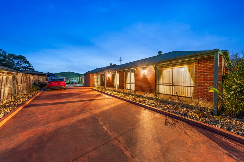 Photo - 8 Harness Place, Pakenham VIC 3810 - Image 3