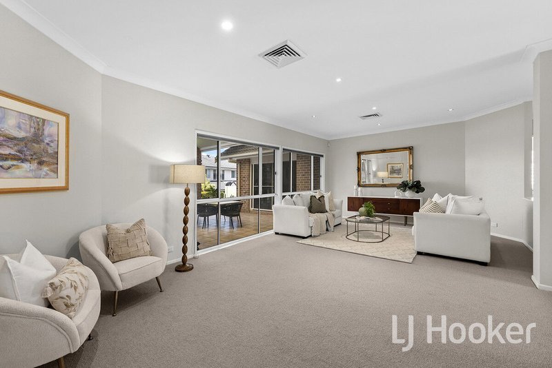 Photo - 8 Hatherton Crescent, Carindale QLD 4152 - Image 4