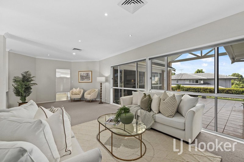 Photo - 8 Hatherton Crescent, Carindale QLD 4152 - Image 5