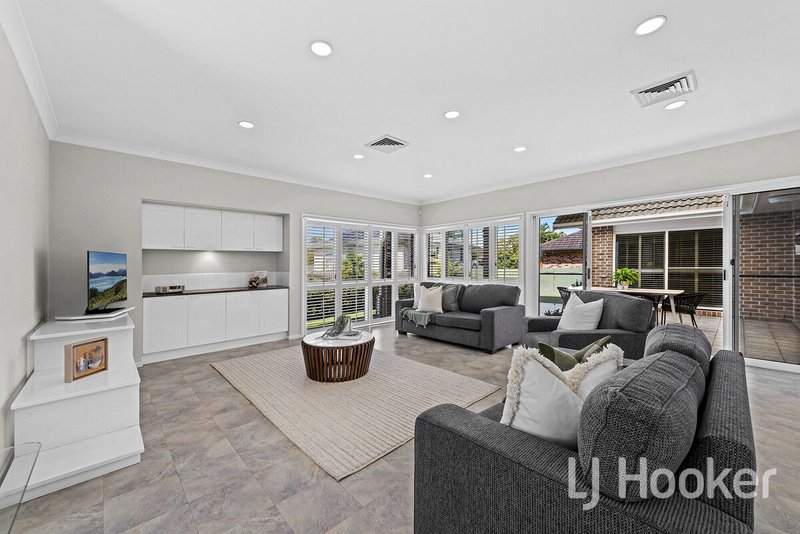 Photo - 8 Hatherton Crescent, Carindale QLD 4152 - Image 10