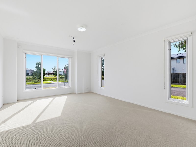 Photo - 8 Heathwren View, Werribee VIC 3030 - Image 3