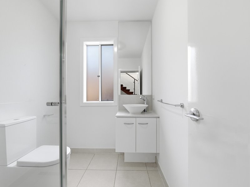 Photo - 8 Heathwren View, Werribee VIC 3030 - Image 4