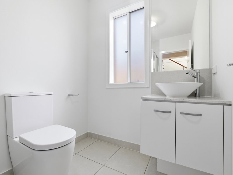 Photo - 8 Heathwren View, Werribee VIC 3030 - Image 5