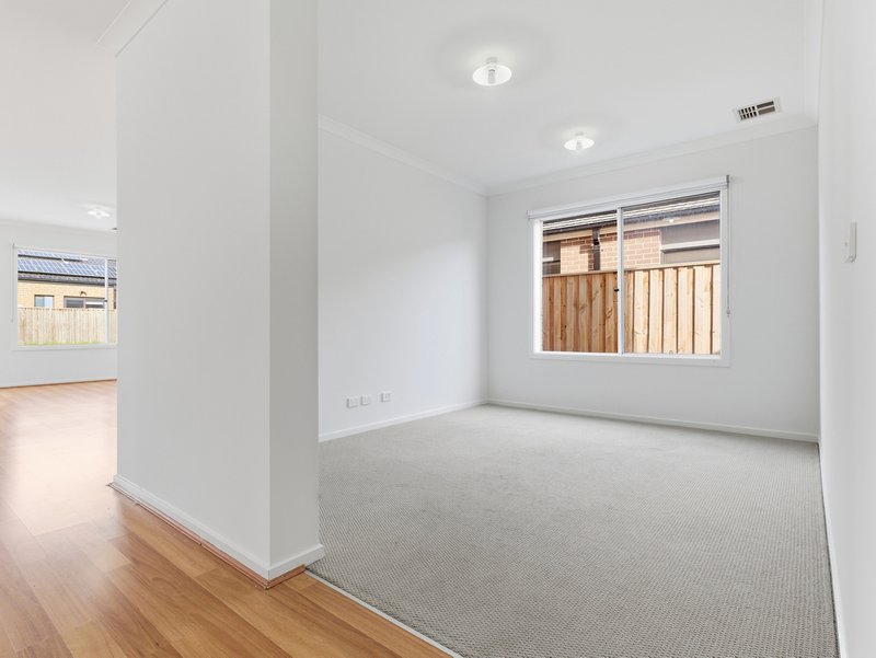 Photo - 8 Heathwren View, Werribee VIC 3030 - Image 7