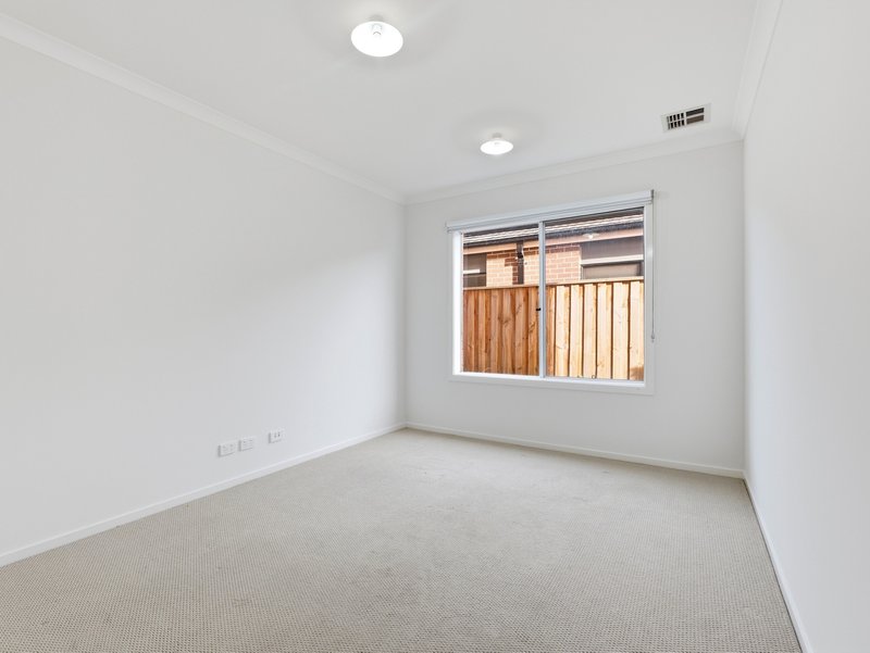 Photo - 8 Heathwren View, Werribee VIC 3030 - Image 8