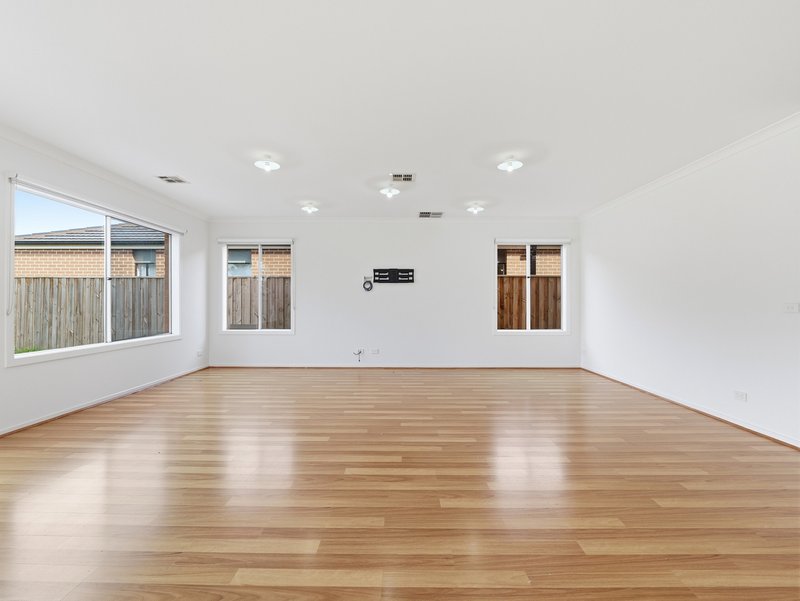 Photo - 8 Heathwren View, Werribee VIC 3030 - Image 12