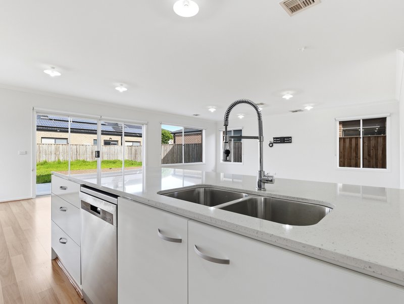 Photo - 8 Heathwren View, Werribee VIC 3030 - Image 15