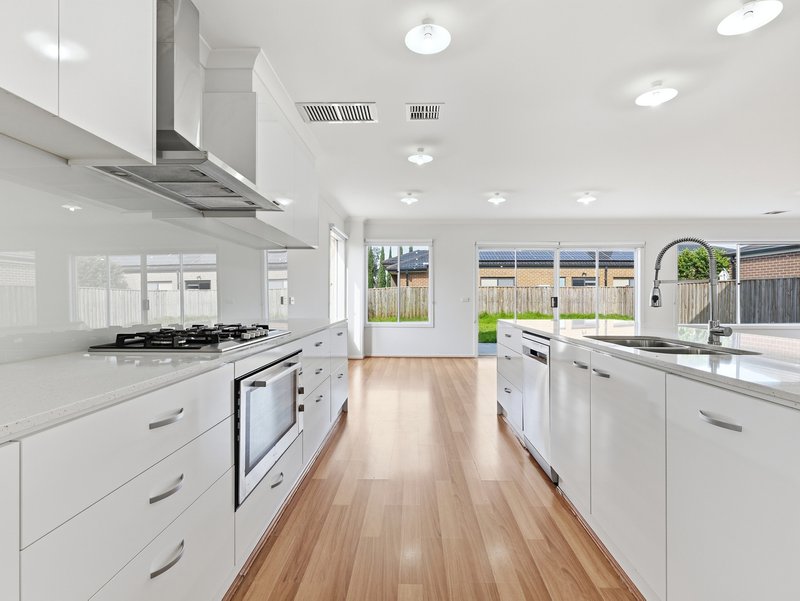 Photo - 8 Heathwren View, Werribee VIC 3030 - Image 16